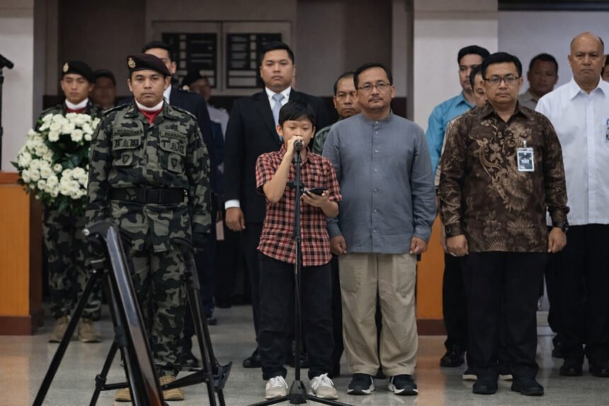 Isak Tangis dan Lantunan Surat Al-Insyirah di Persemayaman Deden Maulana