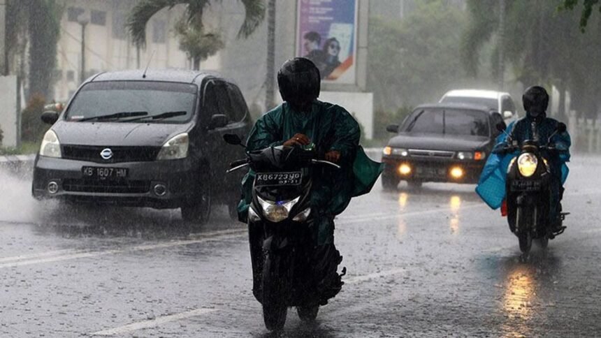 Jakarta Diguyur Hujan Merata Sepanjang Hari, Warga Diimbau Siapkan Payung dan Jas Hujan