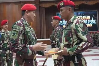 Aksi Heroik di Udara, Prajurit Kopassus Terima Sangkur Perak