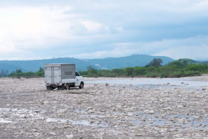 Demi MBG Anak Sekolah, Warga TTS Terobos Banjir Sungai Noelmina