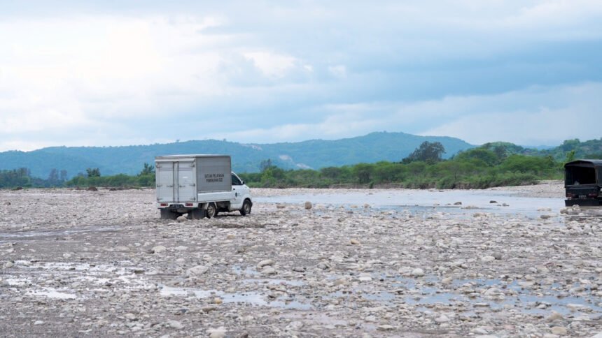 Demi MBG Anak Sekolah, Warga TTS Terobos Banjir Sungai Noelmina