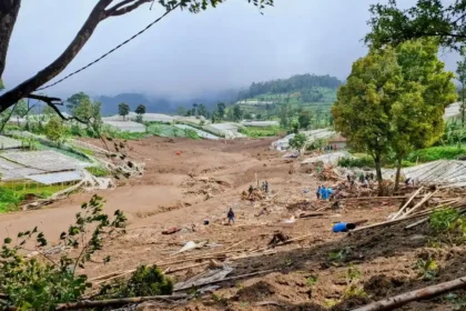 Mang Asep Gali Lumpur Tiga Hari Cari Putrinya yang Hilang Akibat Longsor Cisarua