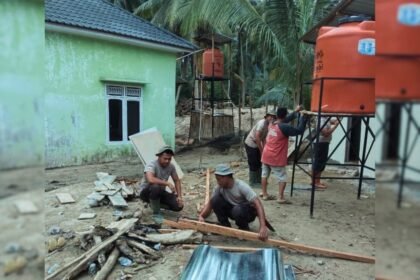 Brimob Polda Sumut Gotong Royong Bangun MCK untuk Warga Korban Banjir di Desa Tolang Julu
