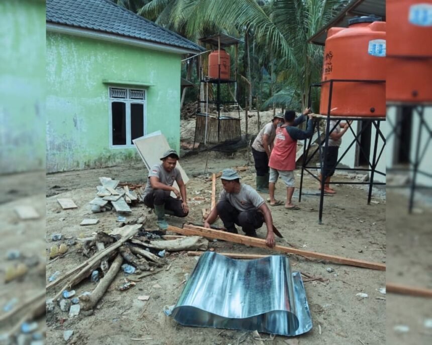 Brimob Polda Sumut Gotong Royong Bangun MCK untuk Warga Korban Banjir di Desa Tolang Julu