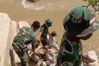 Potret TNI Angkat Ember demi Ember Bangun Jembatan di Tapanuli Tengah