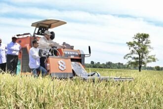 Presiden Prabowo Subianto Tinjau Panen Raya di Karawang