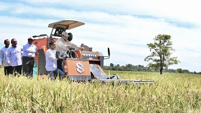 Presiden Prabowo Subianto Tinjau Panen Raya di Karawang