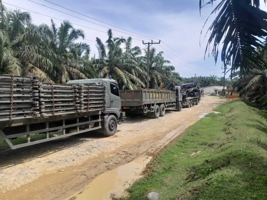 TNI AD Bangun Jembatan Bailey, Akses Warga Langkat Pulih