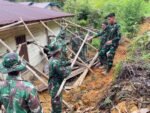 Satgas Gulbencal TNI AD Bersihkan Rumah Korban Longsor di Tapanuli Utara