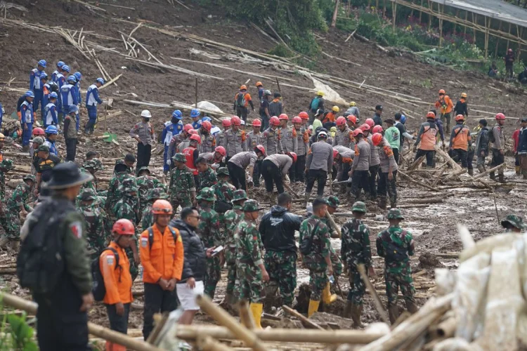 Tim DVI Identifikasi 20 Jenazah Korban Longsor Bandung Barat, Operasi Pencarian Masih Berlanjut