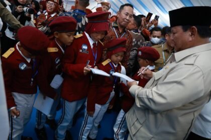 Momen Pelajar Sekolah Rakyat Sambut Presiden Prabowo : "Terima Kasih Bapak!"