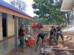 Melihat Pembersihan Lumpur dan Material Kayu oleh TNI di Sumut, Cangkul hingga Alat Berat Dikerahkan
