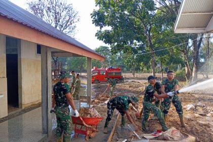 Melihat Pembersihan Lumpur dan Material Kayu oleh TNI di Sumut, Cangkul hingga Alat Berat Dikerahkan
