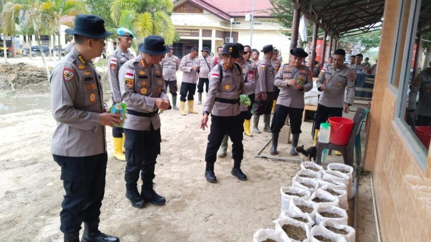 Kapolda Aceh Serahkan 20 Ribu Karung Tanam untuk Warga Aceh Tamiang