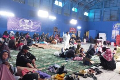 Di Tengah Ancaman Longsor Susulan, Warga Pasirlangu Cisarua Bertahan di Aula Desa