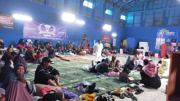 Di Tengah Ancaman Longsor Susulan, Warga Pasirlangu Cisarua Bertahan di Aula Desa