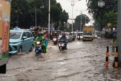 Banjir Ganggu Operasional KRL, Sejumlah Lintasan Belum Bisa Dilalui