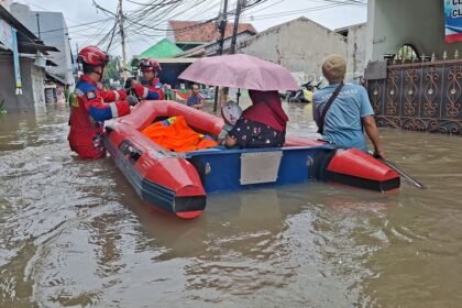 Jakarta Dikepung Banjir Hingga Jumat Sore, 140 RT dan 16 Jalan Masih Terendam