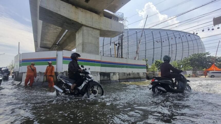 JIS Dikepung Banjir Rob, Jalan RE Martadinata Tergenang Pasang Laut Maksimum