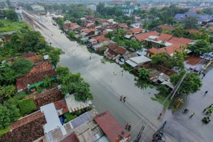 Banjir Pekalongan Meluas, 2.400 Warga Mengungsi dan Jalur Kereta Pantura Lumpuh