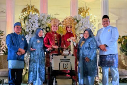 Bobby Kertanegara Kondangan! Tampil Serasi dengan Buaya Pipip di Pernikahan Aspri Presiden