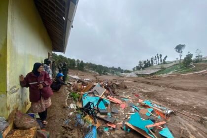 Longsor Maut di Cisarua : Enam Tewas, 84 Warga Masih Dalam Pencarian