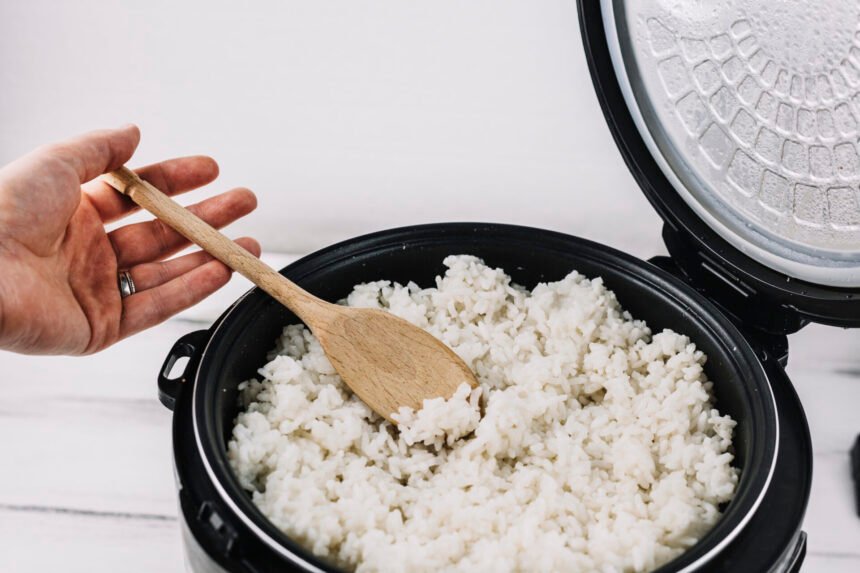 Rice Cooker Bau? Kenali Penyebab dan Cara Ampuh Mengatasinya