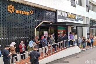 Harga Emas 1 Gram Tembus Rp2,88 Juta, Pembeli Serbu Butik Antam