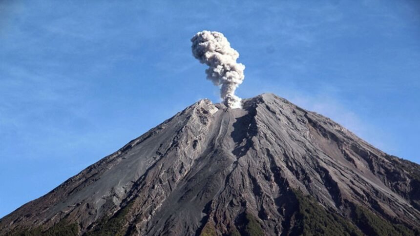 Pagi Mencekam di Dua Pulau, Gunung Semeru dan Marapi Kembali Erupsi