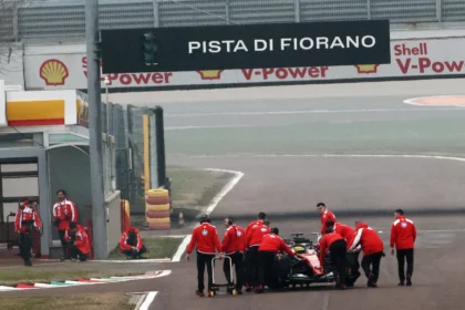 Hamilton Mendadak Hentikan SF-26 di Lintasan, Ferrari Tegaskan Tak Alami Masalah Teknis