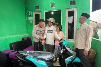 Kapolres Depok Bantu Penjual Es Kue Gabus Viral, Beri Motor dan Modal Usaha