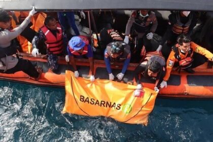 Satu Jenazah Ditemukan dalam Bangkai KM Putri Sakina di Perairan Pulau Komodo