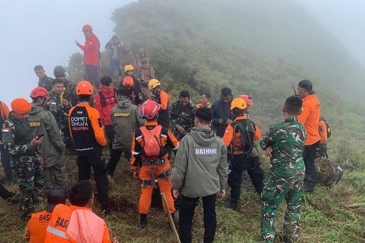 Satu Korban Pesawat ATR 42-500 Ditemukan di Gunung Bulusaraung, Evakuasi Terkendala Medan Ekstrem