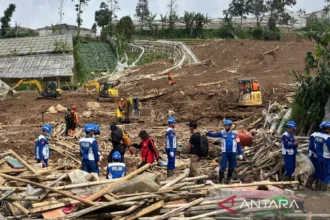 Longsor Pasirlangu: Pencarian Diperluas, 19 Marinir dan Puluhan Warga Masih Hilang