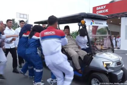 Momen Presiden Prabowo Hentikan Buggy Car dan "Diserbu" Pegawai Kilang Minyak Pertamina