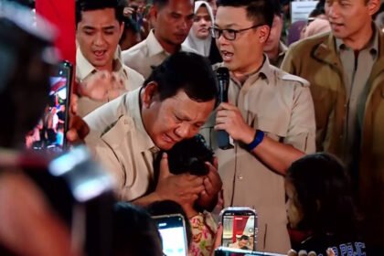 Momen Haru Presiden Prabowo Peluk Anak-anak Korban Banjir Tapanuli Selatan