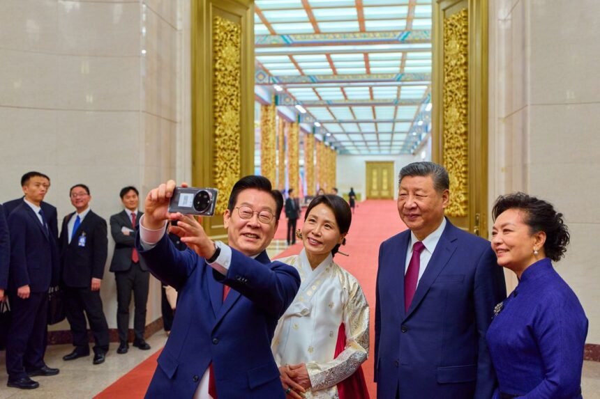 Momen Santai Presiden Korea Selatan Selfie dengan Presiden China Pakai Ponsel Xiaomi