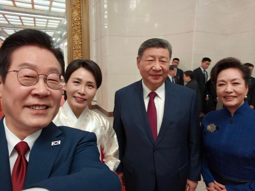 Momen Santai Presiden Korea Selatan Selfie dengan Presiden China Pakai Ponsel Xiaomi 2 Momen Santai Presiden Korea Selatan Selfie dengan Presiden China Pakai Ponsel Xiaomi