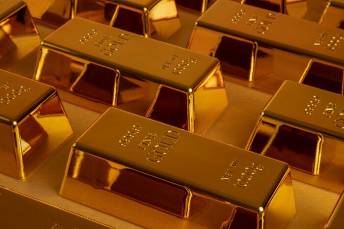 Harga logam mulia Antam diprediksi menembus Rp3 juta per gram, terdorong naiknya harga emas dunia dan melemahnya rupiah.