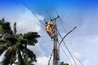 PLN mencatat 98,9 persen desa di Aceh telah kembali teraliri listrik pascabencana, dengan pemulihan terus dipercepat hingga wilayah terluar dan terdalam.
