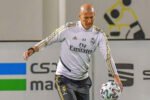 Zinedine Zidane kembali jadi sorotan di tengah ketidakpastian kursi pelatih Real Madrid.