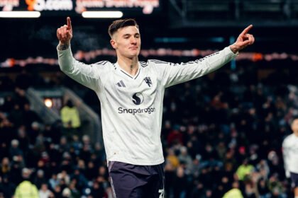Benjamin Šeško mencuri perhatian dengan dua gol penting saat Manchester United ditahan Burnley di Turf Moor.