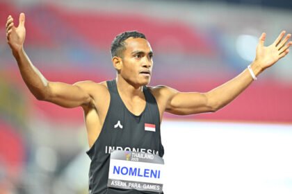 Atlet NPC Indonesia Alvin Nomleni berselebrasi seusai finis dalam pertandingan lari 400m putra T20 ASEAN Para Games 2025 di 80th Birthday Anniversary Commemorative Stadium, Nakhon Rachatsima, Thailand, Kamis (22/1/2026).