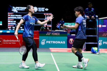 Febriana Dwipuji Kusuma/Meilysa Trias Puspitasari melaju ke babak 16 besar Malaysia Open 2026 usai menang dramatis tiga gim di Axiata Arena.