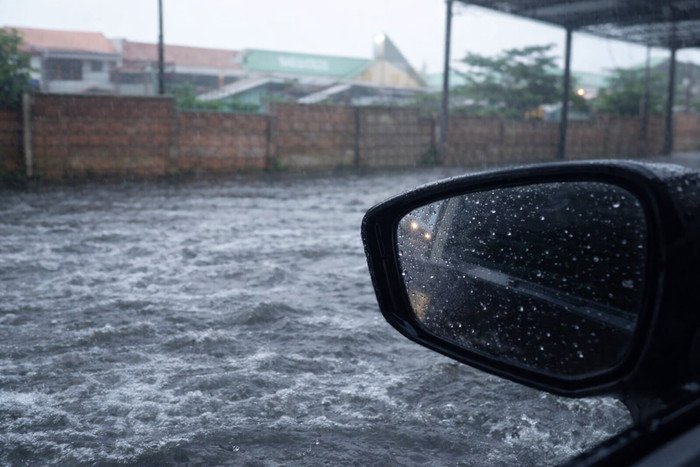 Hujan deras sejak dini hari membuat kawasan permukiman warga Cilincing, Jakarta Utara, terendam genangan air pada Senin pagi (12/1/2026).