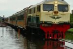 Banjir akibat luapan sungai dan pasang laut merendam jalur rel Pekalongan–Sragi dan memaksa KAI membatalkan puluhan perjalanan kereta api.