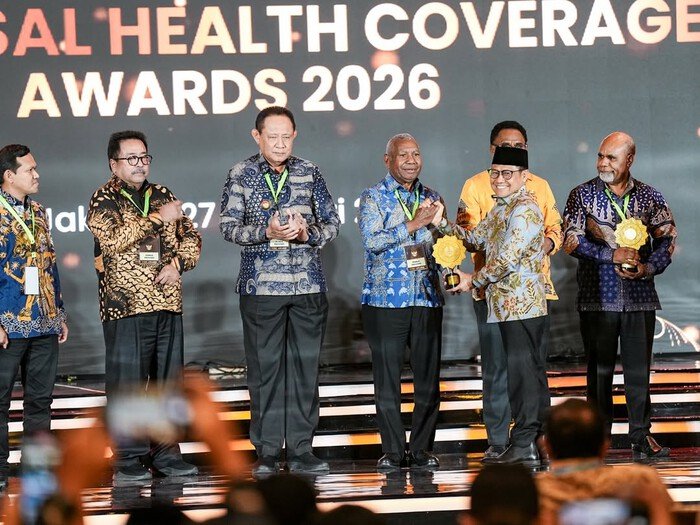 Ratusan kepala daerah menerima UHC Awards 2026 atas keberhasilan memperluas jaminan kesehatan nasional.