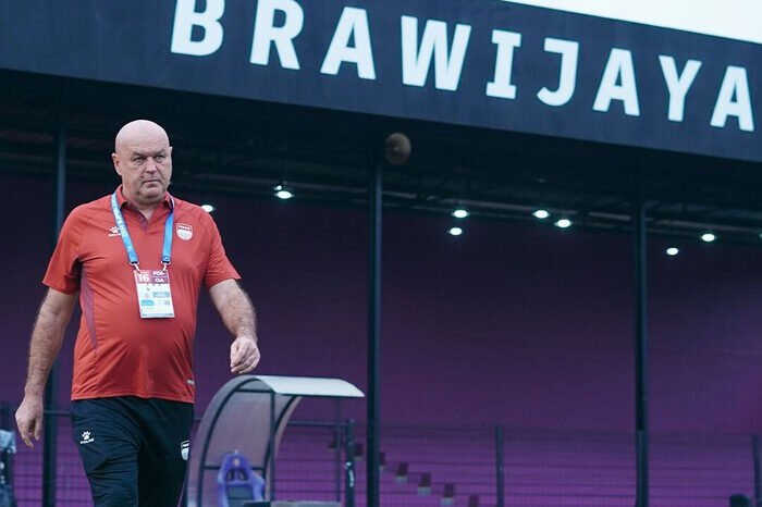 Persib Bandung harus puas berbagi poin dengan Persik Kediri dalam laga penuh kontroversi di Stadion Brawijaya.