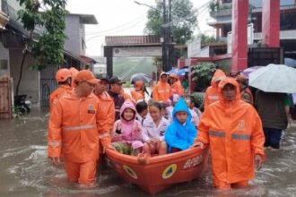 Banjir masih merendam ratusan RT di Jakarta hingga Jumat pagi akibat hujan deras dan luapan sungai.