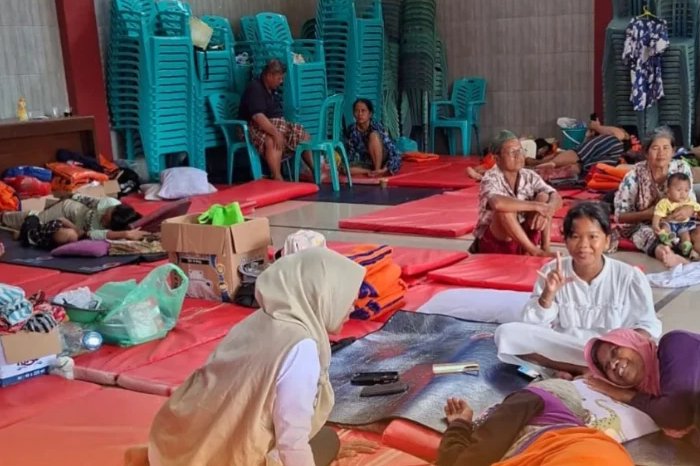 Pemulangan pengungsi banjir Kudus dilakukan bertahap dengan pengawalan petugas gabungan menuju rumah masing-masing.